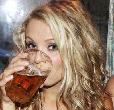Vrouw drinkt bier